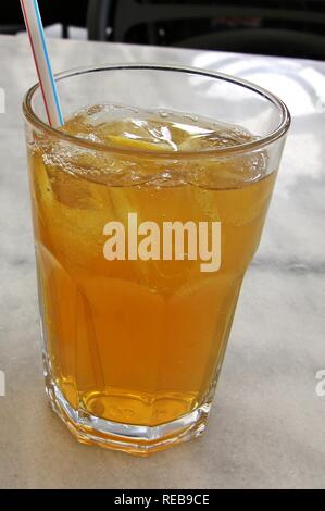 Tè freddo è una bevanda rinfrescante in una calda giornata estiva. Foto Stock