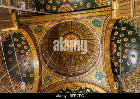 All'interno della cupola della Grande Moschea di Muhammad Ali Pasha entro le pareti del Saladino cittadella medievale fortificata islamica al Cairo, Egitto Foto Stock