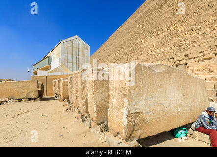 Esterno della barca solare Museum (Khufu Boat Museum) accanto alla grande Piramide di Khufu, altopiano di Giza, il Cairo, Egitto Foto Stock