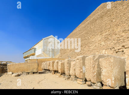 Esterno della barca solare Museum (Khufu Boat Museum) accanto alla grande Piramide di Khufu, altopiano di Giza, il Cairo, Egitto Foto Stock