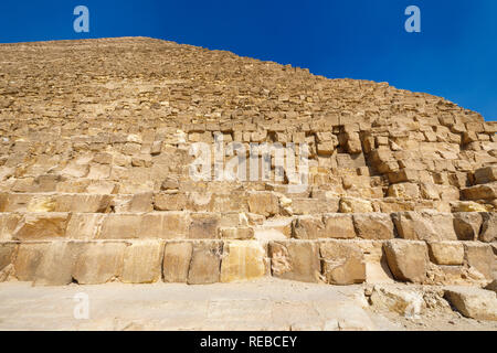 Grandi blocchi di calcare, pietra sulla Grande Piramide di Khufu (piramide di Cheope), altopiano di Giza, il Cairo, Egitto Foto Stock