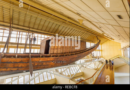 Khufu's ship, una intatta full-size nave dall antico Egitto in barca solare Museo accanto alla grande Piramide di Khufu, altopiano di Giza, il Cairo, Egitto Foto Stock