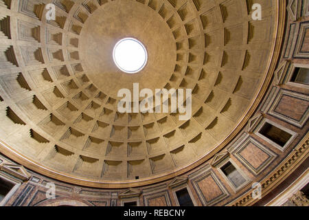 Antico Duomo - Interno del Pantheon cupola, mostrando il 27 piedi di diametro foro in cima, fornendo illuminazione. Roma, Italia Foto Stock