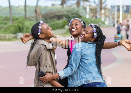 Durban, Sud Africa - Gennaio 07th, 2019: tre bellissime black giovani donne ridere e festeggiare un compleanno all'aperto a Durban, Sud Africa. Foto Stock