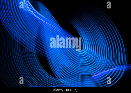 Abstract luce blu e viola sentieri nel movimento casuale immagine di sfondo. Striping luci al neon nei colori dell'Arcobaleno Foto Stock