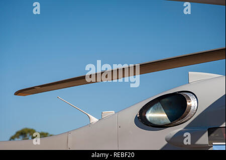 Dettaglio di un moderno jet militare elicottero contro un cielo blu Foto Stock