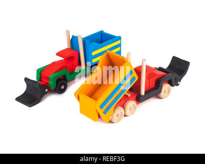 Foto di un camion in legno i bulldozer con un rimorchio di faggio in diversi colori su un bianco sfondo isolato Foto Stock