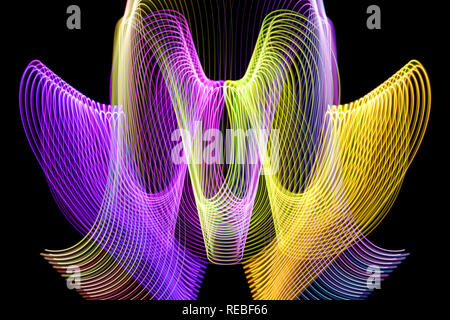 Abstract rainbow neon incandescente linee di attraversamento pattern. Sfondo scuro di luci al neon colorate di giallo, rosa e viola luce incandescente forme. Foto Stock