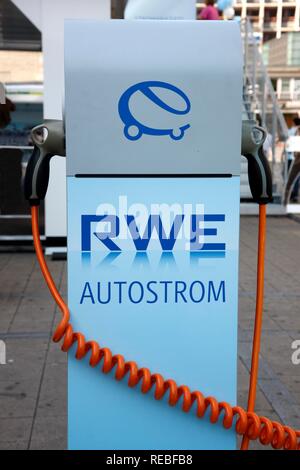 Elettricità per autovetture provenienti da una stazione di riempimento da RWE power company, Essen, Renania settentrionale-Vestfalia Foto Stock