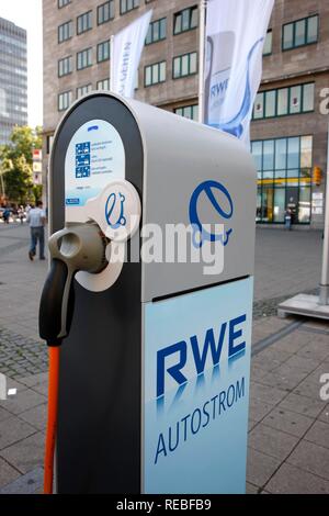 Elettricità per autovetture provenienti da una stazione di riempimento da RWE power company, Essen, Renania settentrionale-Vestfalia Foto Stock