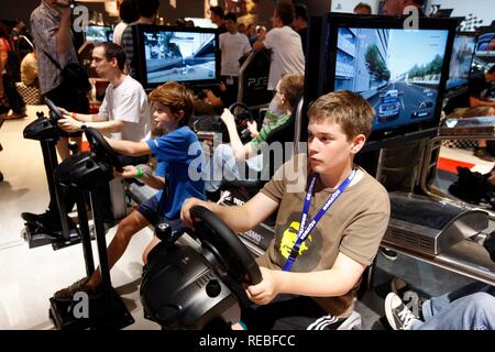 Simulatore di guida, giochi di auto, giochi di guida in corrispondenza della zona di intrattenimento del gamescom, il più grande del mondo per la fiera Foto Stock