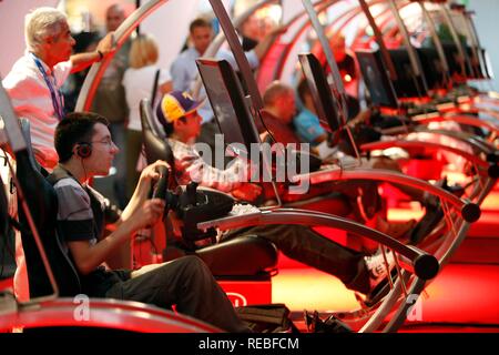 Simulatore di guida, giochi di auto, giochi di guida in corrispondenza della zona di intrattenimento del gamescom, il più grande del mondo per la fiera Foto Stock