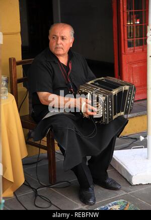 Musicisti di strada, musicista di tango in Calle Necochea in El Caminito, La Boca distretto, Buenos Aires, Argentina Foto Stock