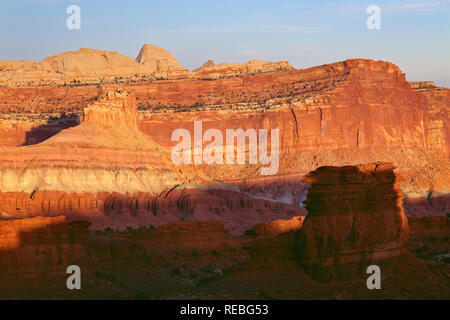 Stati Uniti d'America, Utah, parco nazionale di Capitol Reef, Tramonto sul castello e altre formazioni di arenaria lungo il Waterpocket Fold; vista est dal punto panoramico. Foto Stock