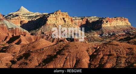 Stati Uniti d'America, Utah, parco nazionale di Capitol Reef, vista sud-est verso la parete ovest del Waterpocket Fold con nipplo di felci in aumento in alto a sinistra. Foto Stock