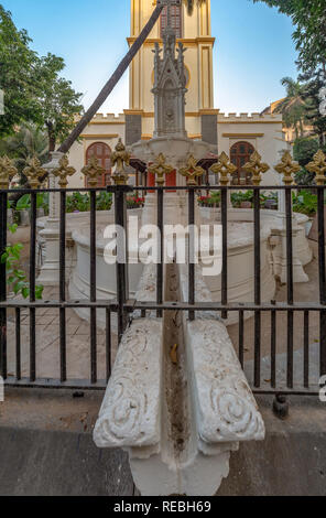 17-Gen-2019-architettura neoclassica, architettura revival gotico fontana da san Tommaso Cattedrale 3 Veer Nariman Road, Fort, Mumbai, Mahar Foto Stock