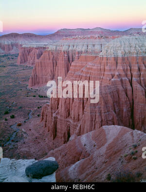 Stati Uniti d'America, Utah, parco nazionale di Capitol Reef, il tramonto sopra di post-incandescenza pareti scanalate di arenaria entrada in alta valle della Cattedrale. Foto Stock