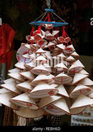 Conica cappelli vietnamita per la vendita Foto Stock