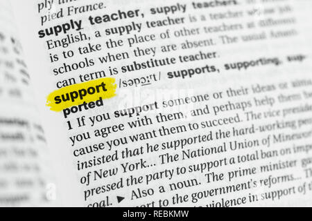 Sottolineato parola inglese 'supporto' e la sua definizione al dizionario. Foto Stock