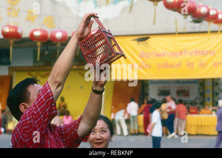 Offerte uccelli in Wat Mangkon Kamalawat tempio durante il Capodanno cinese a Bangkok, in Thailandia Foto Stock