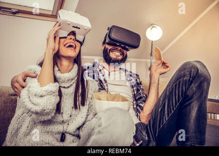 Felice bella coppia guardando un film in 3D bicchieri Foto Stock