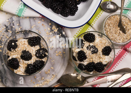 Cranachan, molto scottish dolce fatto con fiocchi di avena, more, il whisky e la panna montata in un bicchiere Foto Stock