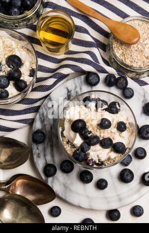 Cranachan, molto scottish dolce fatto con fiocchi di avena, mirtilli, il whisky e la panna montata in un bicchiere Foto Stock