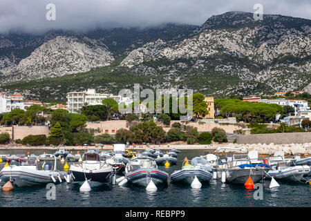 Barche ormeggiate presso il yacht club in Sardegna, Italia Foto Stock