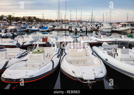 Barche ormeggiate presso il yacht club in Sardegna, Italia Foto Stock