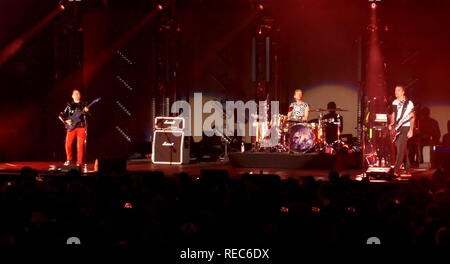 LOS ANGELES, CA - gennaio 19: musicisti/cantanti Matthew Bellamy e Dominic Howard e Chris Wolstenholme di Muse concerto il 19 gennaio 2019 presso il Forum di Los Angeles, California. Foto di Barry re/Alamy Stock Photo Foto Stock