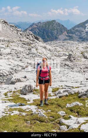 Escursionista con zaino in spalla, sentiero escursionistico in Funtenseetauern, Steinernes Meer, Parco Nazionale di Berchtesgaden, Berchtesgadener Land Foto Stock