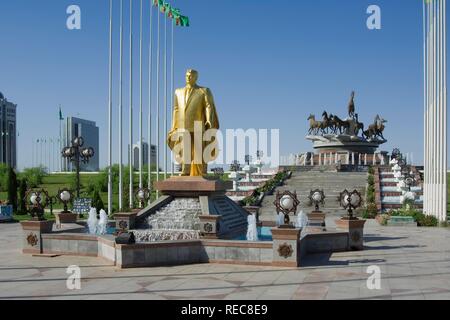 Oro coperto statua del presidente Turkmenbasy davanti al monumento del decimo anniversario dell indipendenza e Akhal-teke Foto Stock