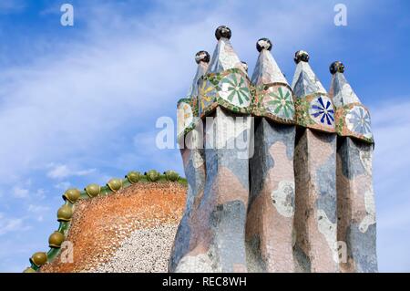 Casa Batlló, Sito Patrimonio Mondiale dell'Unesco, camini sul tetto, Antonio Gaudi architetto, quartiere Eixample, barcellona catalogna Foto Stock