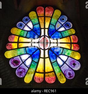 Le vetrate colorate, incompiuta Chiesa della Colonia Gueell, Sito Patrimonio Mondiale dell'Unesco, Antonio Gaudi architetto Foto Stock