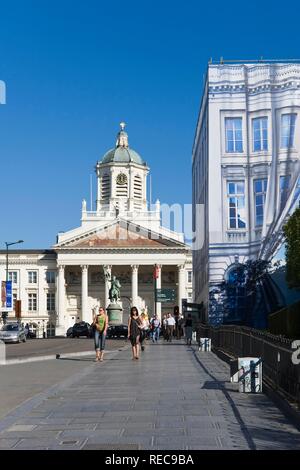 Place Royale, Saint-Jacques-sur-Coudenberg Chiesa e Godefroid de Bouillon statua, Bruxelles, Brabant, Belgio, Europa Foto Stock