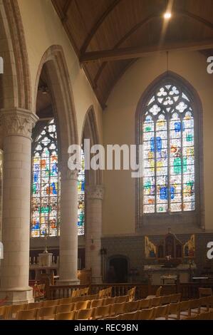 Navata centrale e le finestre di vetro macchiate, chiesa Onze Lieve Vrouwekerk, Nieuwpoort, Belgio, Europa Foto Stock