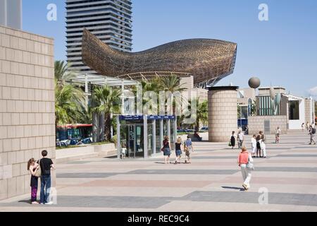 Scultura di pesce Pez y Esfera da Frank Gehry, Barceloneta Beach, Barcellona, in Catalogna, Spagna, Europa Foto Stock