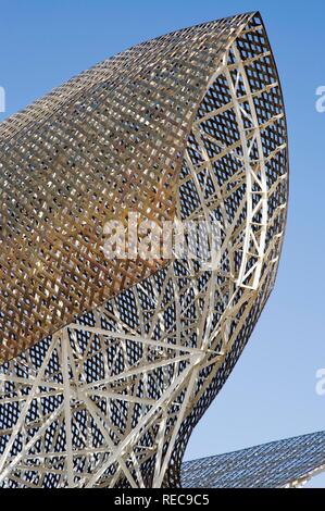 Scultura di pesce Pez y Esfera da Frank Gehry, Barceloneta Beach, Barcellona, in Catalogna, Spagna, Europa Foto Stock