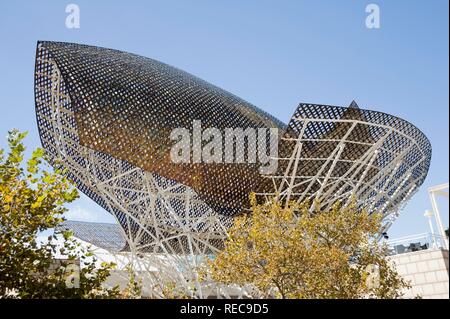 Scultura di pesce Pez y Esfera da Frank Gehry, Barceloneta Beach, Barcellona, in Catalogna, Spagna, Europa Foto Stock