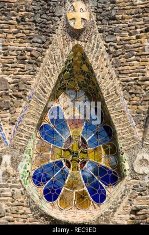 Incompiuta Chiesa della Colonia Gueell, dettaglio di windows, architetto Antonio Gaudì, Patrimonio Mondiale dell Unesco Foto Stock