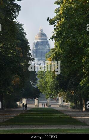 I tribunali, il Palais de Justice, visto dal Parc de Bruxelles Bruxelles, Brabant, Belgio, Europa Foto Stock