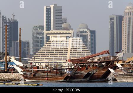 Dhow di legno, navi merci, Doha Bay, di nuova costruzione di edifici, alto luogo quartiere sulla sponda nord del Corniche, Doha Foto Stock