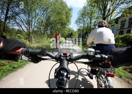 Percorsi in bicicletta su una pista ciclabile lungo il fiume Ruhr, Essen, Renania settentrionale-Vestfalia Foto Stock