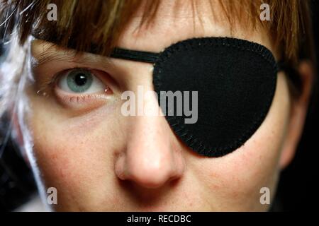 Giovane donna che indossa un occhio nero patch Foto Stock
