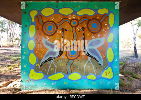 Outdoor arte opere dipinte su piloni di sostegno di un ponte che attraversa il fiume Murrumbidgee a Hay, Western New South Wales. Foto Stock