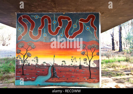 Outdoor arte opere dipinte su piloni di sostegno di un ponte che attraversa il fiume Murrumbidgee a Hay, Western New South Wales. Foto Stock