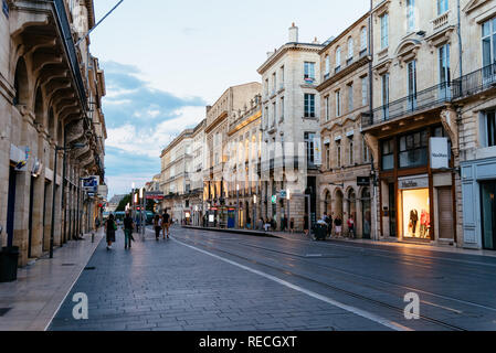 Bordeaux, Francia - 22 Luglio 2018: strada pedonale nel centro storico della città. Cours de l'Intendance Foto Stock