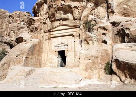 Ingresso nel tempio nella grotta con un po' di Petra (bianco Petra), Siq al-Barid (Freddo Canyon), Giordania, Medio Oriente Foto Stock