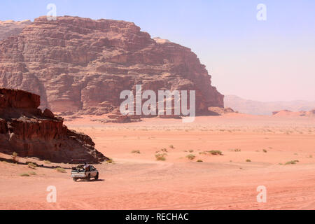 Il safari in jeep a Wadi Rum desert, Giordania, Medio Oriente. I turisti in giro in macchina su off-road sulla sabbia tra le splendide rocce Foto Stock