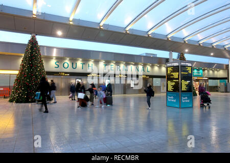 L' Aeroporto di Gatwick dopo la pista è stata riaperta e "limitati" voli riprende dopo fuchi causata dall'aeroporto a spento per più di un giorno. Dotato di: atmosfera dove: Crawley, West Sussex, Regno Unito quando: 21 Dic 2018 Credit: WENN.com Foto Stock